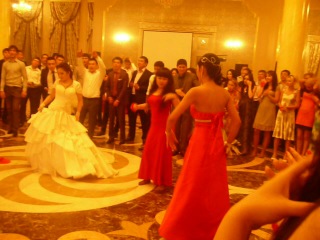 Танец подруг невесты на свадьбе Азиза и Гульзары 24/06/2012